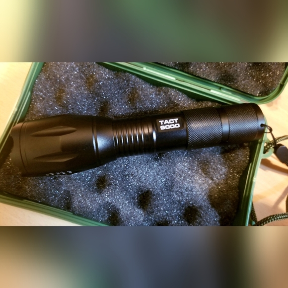Super Bright Titanium Flashlight w/ Case, Rechargeable Battery, and Mulți Tool - Picture 3 of 4